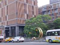 。飯店結合日式溫泉文化與藝術氛圍，打造舒適放鬆的住宿體驗。客房內皆設有半露天溫泉浴池
