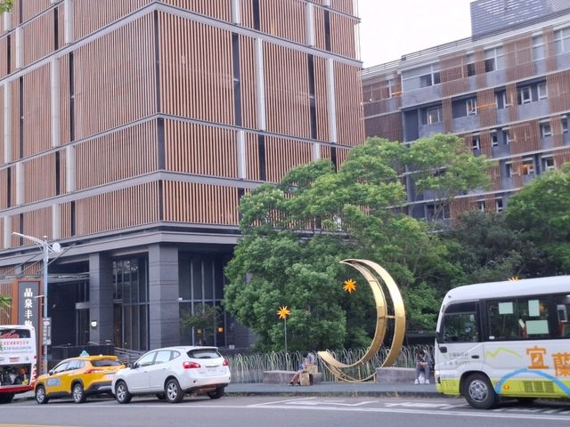 。飯店結合日式溫泉文化與藝術氛圍，打造舒適放鬆的住宿體驗。客房內皆設有半露天溫泉浴池