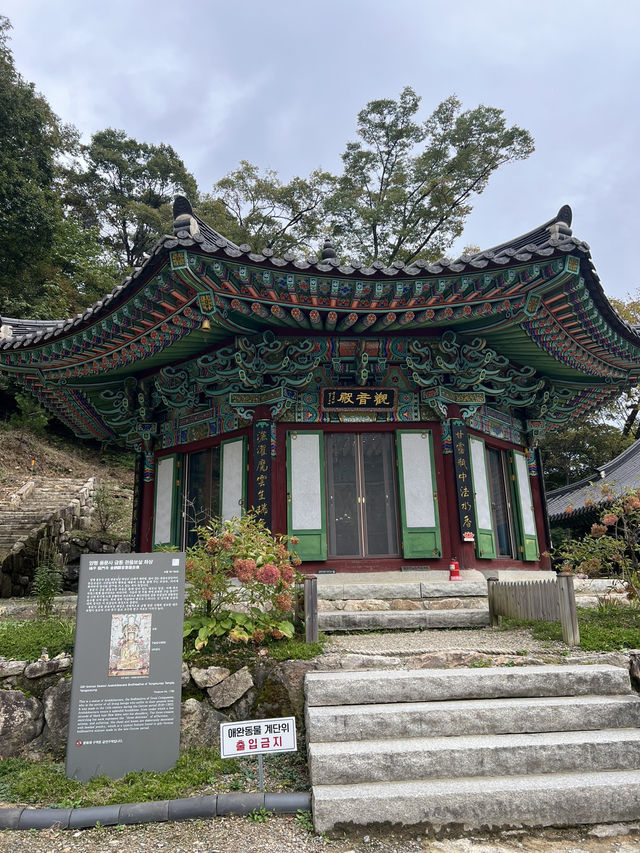 용문사 대웅전과 사천왕상