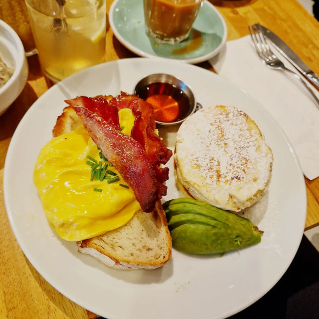 🥝 New World Brunch Royalty in De Pijp 🥝 New World Brunch Royalty in De Pijp