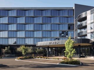 เช็คอินเข้าเมืองเอปปิ้งเพื่อพักผ่อนในเมืองสั้นๆ และพักที่ Mantra Melbourne Epping โรงแรมสุดหรู บอกเลยว่าถ้าชอบบรรยากาศทันสมัยสะอาดสะอ้านและห้องพักกว้างขวาง ที่นี่ตอบโจทย์สุดๆ 🏨✨ ทำเลที่ตั้งบนถนน Cooper Street เลขที่ 250 ทำให้เดินทางไปไหนมาไหนได้สะดวก ไม่ว่าจะมาทำธุรกิจหรือพักผ่อนสบายๆ ในย่านชานเมืองทางตอนเหนือ

สิ่งที่ห้ามพลาดในเอปปิ้ง:
1. พักที่ Mantra Melbourne Epping
ห้องพักสะอาดสะอ้าน กว้างขวาง พร้อมสิ่งอำนวยความสะดวกใหม่ๆ (เหมาะสำหรับการเดินทางเพื่อธุรกิจ) นอกจากนี้ยังมีร้านอาหารและบาร์ที่คึกคักภายในโรงแรม ห้ามพลาดอาหารเช้าที่อัดแน่นไปด้วยอาหารรสเลิศและกาแฟรสชาติเยี่ยม 🍳
2. ลองชิมเบียร์ท้องถิ่นของโรงแรม
เบียร์ภายในโรงแรมโดดเด่นและได้รับคำชมจากผู้เข้าพักอย่างล้นหลาม หากคุณกำลังผ่อนคลายหลังจากการประชุมหรือเที่ยวชมสถานที่ต่างๆ ที่นี่คือตัวเลือกที่ดีที่สุดสำหรับคุณ! 🍺
3. เคล็ดลับเรื่องการเก็บเสียง
หากคุณต้องการนอนหลับอย่างสบายไร้สิ่งรบกวน ให้ขอห้องพักที่อยู่ห่างจากถนนคูเปอร์ ผู้เข้าพักแนะนำว่าห้องฝั่งที่ไม่ติดถนนจะเงียบกว่าเล็กน้อย

สิ่งที่เป็นประโยชน์:
การเดินทาง: Epping มีระบบขนส่งสาธารณะที่เชื่อมต่อถึงกันอย่างสะดวกสบาย สามารถเรียก Uber และแท็กซี่ท้องถิ่นได้ง่าย หรือจะขึ้นรถไฟไปยังย่านศูนย์กลางธุรกิจเมลเบิร์นและชานเมืองทางตอนเหนือได้อย่างรวดเร็วที่สถานี Epping
อาหาร: มีอาหารให้เลือกหลากหลาย แต่หากต้องการความหลากหลาย ลองแวะไปที่ศูนย์การค้า Pacific Epping ที่อยู่ใกล้ๆ ซึ่งมีร้านอาหารและร้านกาแฟทันสมัยมากมาย
สภาพอากาศ: เมลเบิร์นขึ้นชื่อเรื่องสภาพอากาศที่เปลี่ยนแปลง ควรเตรียมเสื้อผ้ามาด้วยแม้ในวันที่อากาศแจ่มใส
เงิน: ที่พักส่วนใหญ่รับบัตรเครดิต ไม่ต้องกังวลเรื่องเงินสด
การจอง: สำหรับการเช็คอินที่ราบรื่นและราคาที่สมเหตุสมผล ลองใช้ trip.com!

#EppingTrip #MelbourneHotels #TravelTips #AustraliaBound