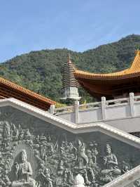山丘環抱下的寧靜寺廟  