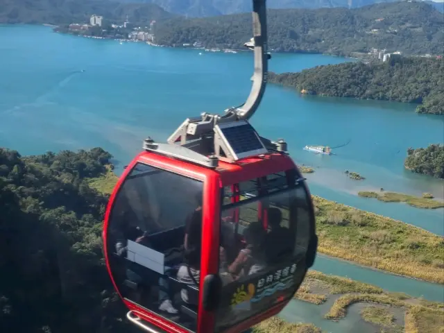 搭日月潭纜車往九族看美麗湖景