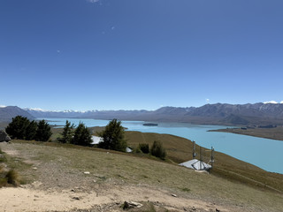 Lake Tekapo self-drive day trip, meet the snow-capped mountains and sea of ​​flowers under the clear sky, the lake and mountains are like a postcard! Along the winding road, surrounded by vast grasslands and rolling snow-capped mountains, this time you will explore several fantastic photo spots in Tekapo: Summit viewpoint sunset, Astro Cafe mountain drinking coffee looking at the snow-capped mountains, Lupins Flower-sea immersed in the sea of ​​flowers, John Hill and Canterbury University Observatory feel the starry sky. If you drive yourself, the visual impact between each attraction is really super! This trip highlights: be sure to arrive early at Astro Cafe, high popularity, seats quickly grab all, the mountain Cafe + top lake view beautiful!

Lake Tekapo Featured Photo Spot
1. Summit viewpoint
📍Address: Lake Tekapo 7999, New Zealand
Recommended morning or sunset time to overlook the water of Lake Tekapo and the snowy mountains of the New Zealand Southern Alps, the field of view is super wide, taking pictures with their own sense of blockbuster. It is recommended to drive or have a good friend to challenge the trail, along the way the natural grassland, mountain scenery gradually show, the air is super fresh.

2. Astro Cafe Hilltop Cafe
📍Address: Mt John Godley Peaks Road, Lake Tekapo
To occupy the best location for mountain views, be sure to morning hill! Cafe's homemade Lemon Cake and Carrot Cake must try, accompanied by iced mocha or hot coffee, looking at the snow-capped mountains, lakes to slow down super healing. The outdoor seating is completely a photo spot and one of the most popular mountain Cafes in Tekapo.

3. Lupins Flower-sea Lupine Flower Sea
📍Address: Godley Peaks Road, Tekapo 7999, New Zealand
Open: All day year round
When the Lubing flowers bloom in spring and summer, the colorful sea of ​​​​flowers merges with the lake - natural wetlands, snow-capped mountains in the distance, the whole scenic spot seems to have walked into a dream. It is recommended to visit during the day on a sunny day for the fullest color and light and shadow.

4. University of Canterbury Observatory/John Hill
📍Address: Tekapo 7999 New Zealand
Mount John and the Observatory are must-sees for star fans, and evening tours (reservations required) can be arranged to experience the clearest starry sky in the Southern Hemisphere. During the day, you can also climb a mountain overlooking Lake Tekapo, with a peaceful and healing atmosphere at the summit.

5. Lake Tekapo/Takapo Lookout
📍Address: Tekapo 7999 New Zealand
The lakeside trail is suitable for a leisurely stroll, overlooking the snow-capped mountains and sky blue lake water. It is recommended to bring a camera/mobile phone long lens to shoot a blockbuster!

Practical itinerary Tips
· Astro Cafe on the mountain is really popular, to get a lake view + snow mountain seating, it is recommended to arrive at 8-10 am. Popular cakes need to be grabbed early. There is a chance of waiting during popular times.
· The best flowering period of Lu Binghua is from November to January every year. Go early and take pictures on sunny days.
· All attractions in Tekapo are mostly open year-round for more flexibility in driving. If you are walking, be aware of the weather changes in the mountains and remember to bring sunscreen and water.
· To join the Observatory Night Stargazing Tour, it is strongly recommended to make an online reservation in advance.

Transportation & Food Recommendations
Tekapo is a natural scenic spot with relatively few buses, so driving is the most convenient. There are several cafes and restaurants in the lakeside town, in addition to Astro Cafe, you can try the lakeside town western restaurant on the way, the atmosphere is comfortable. The town of Tekapo is about a 3-hour drive from Christchurch.

#LakeTekapo #NewZealandDriving #LubingFlowers #AstroCafe #Starry SkyTour #JanuaryGood Places2026