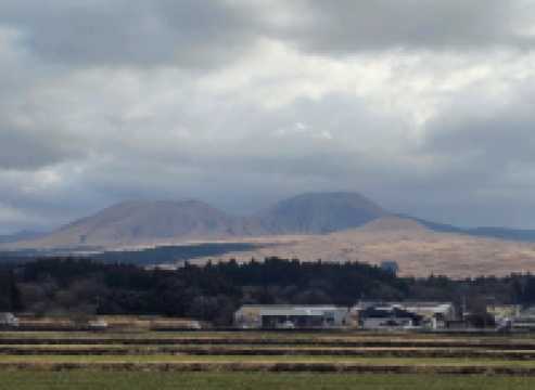 雲海、草原與火山脈動——阿蘇山群之美 🌋🌾