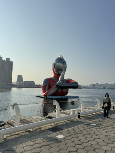 初代ウルトラマンとウルトラマンティガが合体！2026年、港湾で最強の光