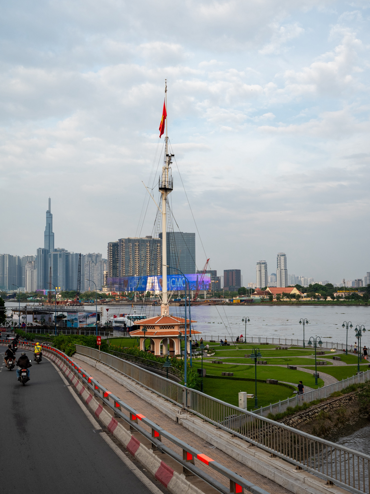 [Thành phố Hồ Chí Minh] Một trải nghiệm mới không thể bỏ lỡ dành cho du khách! Tận hưởng chuyến tham quan thành phố trên xe buýt mui trần và cảm nhận làn gió mát.