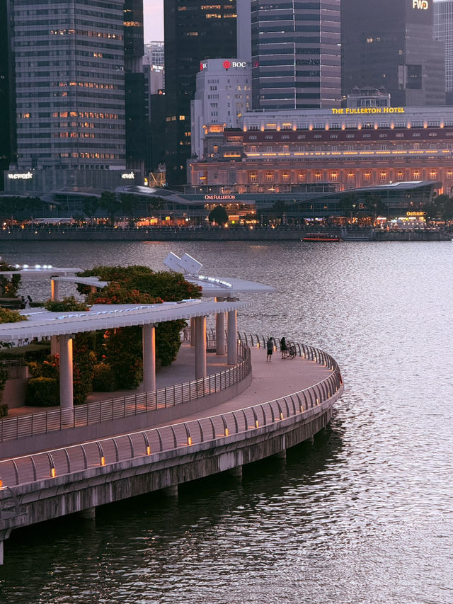 šøš¬ Singaporeās ArtScience Museum & Skyline View from Helix Bridge