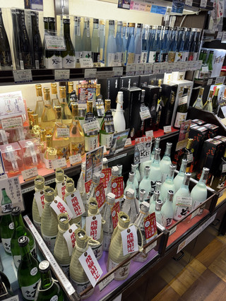 SOUVENIR SHOP SANGAWAYA HONTEN (おみやげ処 三川屋本店)。