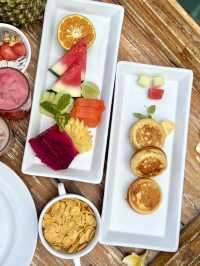 Is a Floating Breakfast Really Worth the Extra Cost? 🍽️🏝️