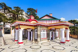 シムラのカーリー・バーリー寺院を散策 。