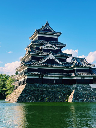 āļāļĢāļēāļŠāļēāļ Matsumoto (Matsumoto Castle) āļŠāļģāļŦāļĢāļąāļāđāļĢāļēāđāļŦāđ 9/10 āđāļĨāļĒ āđāļĢāļēāļāļāļāļāļĢāļ°āļ§āļąāļāļīāļĻāļēāļŠāļāļĢāđ āļāļĩāđāļāļļāđāļāđāļāđāļēāđ āļāļ§āļēāļĄāđāļāļĩāļĒāļāļŠāļāļ āļāđāļēāļĒāļĢāļđāļāđāļāļĨāļīāļāļĄāļēāļ ðļðŊ
āļāļļāļāļāļĩāđāļāļāļāļĄāļēāļ
1. āļŠāļ§āļĒāđāļāļāļĄāļĩāđāļāļāļĨāļąāļāļĐāļāđāļĄāļēāļ
āļāļąāļ§āļāļĢāļēāļŠāļēāļāļŠāļĩāļāļģāļŠāļāļīāļ āļāļąāļāļāļąāļāļāđāļģāđāļāļāļđāđāļĄāļ·āļāļāđāļĨāļ°āļ āļđāđāļāļēāļāđāļēāļāļŦāļĨāļąāļ āļŠāļ§āļĒāļĄāļēāļāđāļāļĒāđāļāļāļēāļ°āļ§āļąāļāļāļĩāđāļāđāļēāđāļāļīāļ āđāļŦāđāļāđāļāļ·āļāļāđāļāļēāđāļāļĨāļāđāļāļĩāđāļāļļāđāļāđāļāđāļāļāļēāļāļŦāļĨāļąāļ
2. āļāļĩāđāļāļĩāđāđāļāđāļ âāļāļāļāļāļĢāļīāļâ āđāļĄāđāđāļāđāļāļĢāļēāļŠāļēāļāļŠāļĢāđāļēāļāđāļŦāļĄāđ
Matsumoto āđāļāđāļāļŦāļāļķāđāļāđāļāļāļĢāļēāļŠāļēāļāļāļąāđāļāđāļāļīāļĄāļāļāļāļāļĩāđāļāļļāđāļāļāļĩāđāļĒāļąāļāļāļāđāļāļĢāļāļŠāļĢāđāļēāļāđāļ§āđ āđāļĨāļ°āđāļāđāļĢāļąāļāļāļēāļĢāļāļķāđāļāļāļ°āđāļāļĩāļĒāļāđāļāđāļ National Treasure āļāļąāļ§āļŦāļāļāļāļĒāđāļāđāļāļāļēāļāļēāļĢāđāļĄāđ 5 āļāļąāđāļāļ āļēāļĒāļāļāļ āđāļāđāļĄāļĩ 6 āļāļąāđāļāļ āļēāļĒāđāļ
āļāļąāļāļāļĩāđāļāļģāđāļŦāđāļāļĢāļ°āļŠāļāļāļēāļĢāļāđāļāđāļēāļāļāļēāļāļāļĢāļēāļŠāļēāļāļāļĩāđāļŠāļĢāđāļēāļāļāļķāđāļāđāļŦāļĄāđāļĄāļēāļ āđāļāļĢāļēāļ°āļāđāļēāļāđāļāļĒāļąāļāđāļāđāđāļŦāđāļāđāļāļĢāļāļŠāļĢāđāļēāļāđāļĄāđ āļāđāļāļāļĒāļīāļāļāļāļđ āļāđāļāļāļŠāļģāļŦāļĢāļąāļāļāđāļāļāļāļąāļāļĻāļąāļāļĢāļđ āđāļĨāļ°āļāļĢāļĢāļĒāļēāļāļēāļĻāđāļāļāļāļĢāļēāļŠāļēāļāļĒāļļāļāļāļēāļĄāļđāđāļĢāļāļĢāļīāļ āđ
3. āļ§āļīāļ§āļāļēāļāļāļąāđāļāļāļāļāļĩ
āļāļķāđāļāđāļāļāļķāļāļāđāļēāļāļāļāđāļĨāđāļ§āļĄāļāļāļāļāļāđāļ āđāļŦāđāļāđāļĄāļ·āļāļ Matsumoto āđāļĨāļ°āļ āļđāđāļāļēāļĢāļāļāđ āļāđāļāļāļāđāļēāļāļŠāļ§āļĒ āđāļāđāļāļŦāļāļķāđāļāđāļāđāļŦāļāļļāļāļĨāļāļĩāđāđāļĢāļēāđāļāļ°āļāļģāđāļŦāđ āđāļāđāļēāđāļāļāļĄāļāđāļēāļāđāļ āđāļĄāđāđāļāđāđāļāđāļāđāļēāļĒāļĢāļđāļāļāļēāļāļāđāļēāļāļāļāļ
āđāļāđâĶāļāđāļēāđāļŠāļĩāļĒāļāļēāļĒāļŦāļāđāļāļĒ āđāļĢāļēāđāļāļāļķāļāđāļĄāļ·āļāļāļāđāđāļāđāļēāđāļāļāđāļēāļāđāļāļāļĢāļēāļŠāļēāļāđāļĄāđāļāļąāļ āļāļīāļāđāļŦāđāđāļāđāļēāļāļĄāļāđāļēāļāđāļāļāļĢāļ°āļĄāļēāļ 16.30 āļ. āļāđāļēāļĄāļĩāđāļāļāļēāļŠāđāļāļāļĩāđāļāļļāđāļāļĢāļāļāļŦāļāđāļē āđāļĄāđāļāļĨāļēāļāđāļāđ ðĨē