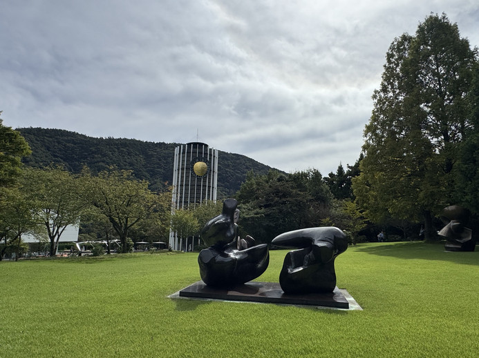 箱根・彫刻の森美術館｜ステンドグラスに包まれる幻想的な時間