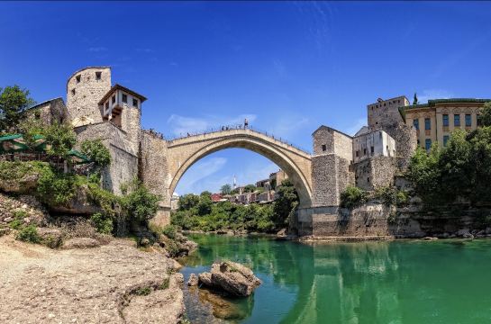🇧🇦 Mostar, Bosnia and Herzegovina: Where History Meets the Emerald River!