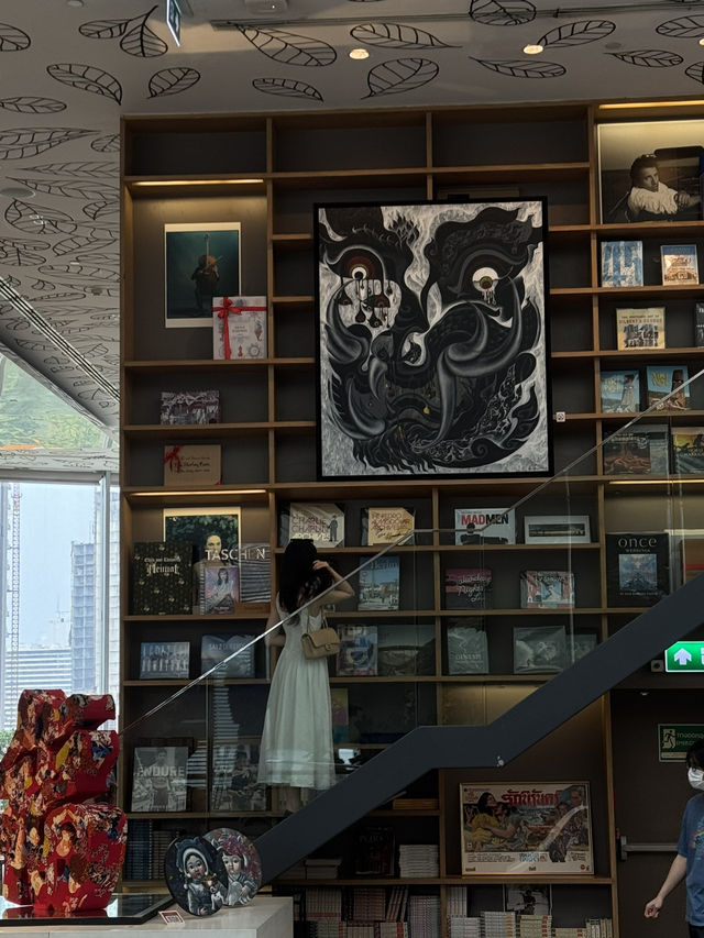The most picturesque bookstore in BKK 🙌😎