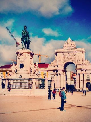 ร้านกาแฟโปรตุเกสแบบดั้งเดิมใกล้ Arco da Vila เมืองเก่า Faro - ชายชรา เอสเพรสโซ่ และเชียร์พอร์ต