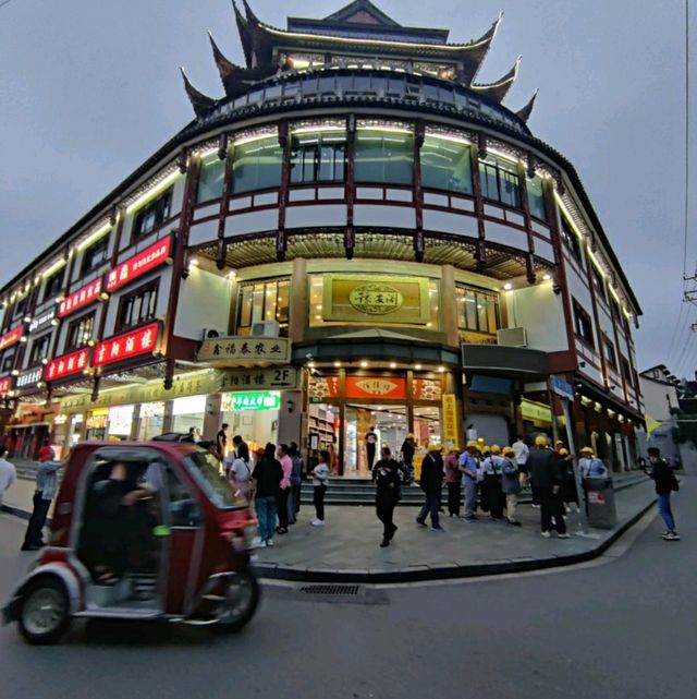 Yu Garden and its vibrant Surroundings 💫