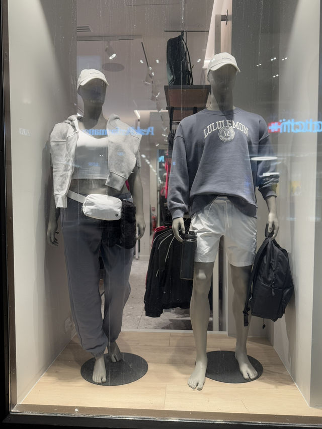 Exploring Karl Johans Gate: Oslo's Lively Main Street🛍️