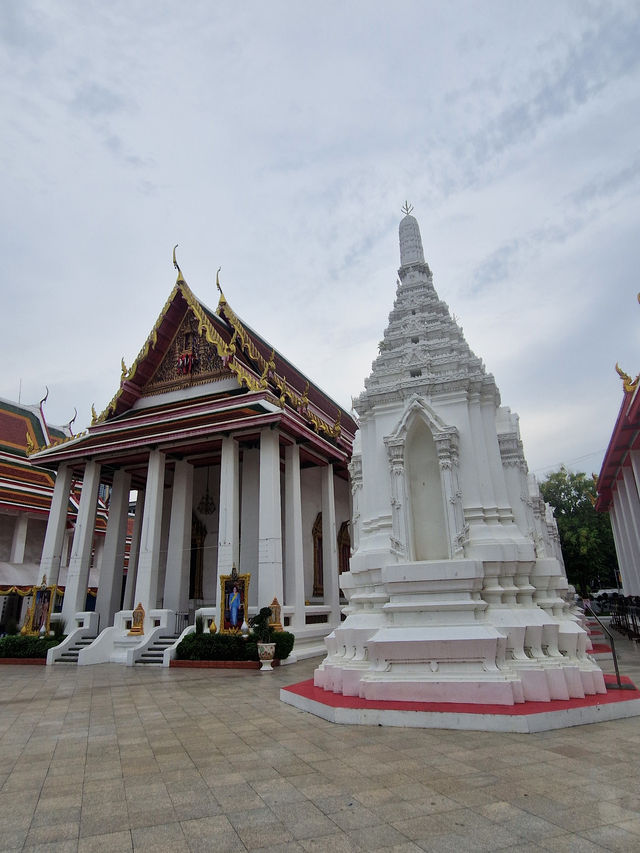 Bright lights, bustling streets, and unbeatable street food – Bangkok never sleeps.