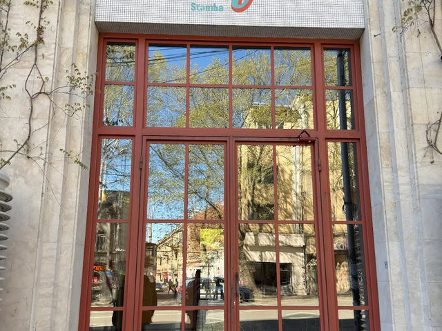 ☕️🍽️ Cafe Stamba – Tbilisi’s Chic Retro Coffee & Dining Spot!