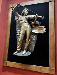 🎨 Unlock Your Eyes to Art: Gallery of Genius Zuraab Tsereleli Right in Moscow's Heart! 