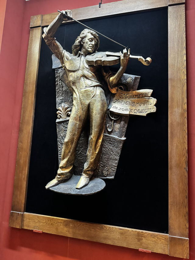 🎨 Unlock Your Eyes to Art: Gallery of Genius Zuraab Tsereleli Right in Moscow's Heart! 