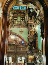 有供暖的先進城堡，Peleș Castle（佩雷什城堡）位於 羅馬尼亞喀爾巴阡山脈的錫納亞（Sinaia）