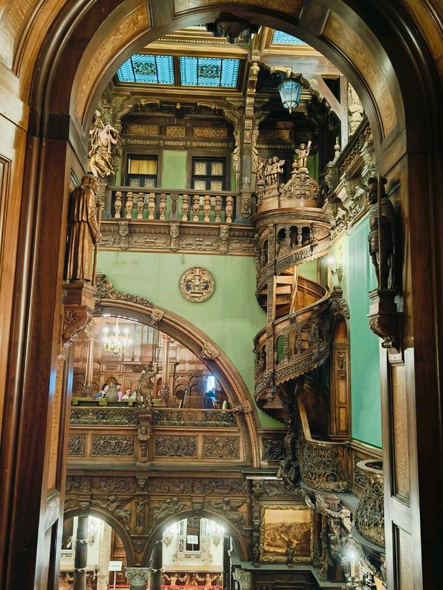 有供暖的先進城堡，Peleș Castle（佩雷什城堡）位於 羅馬尼亞喀爾巴阡山脈的錫納亞（Sinaia）