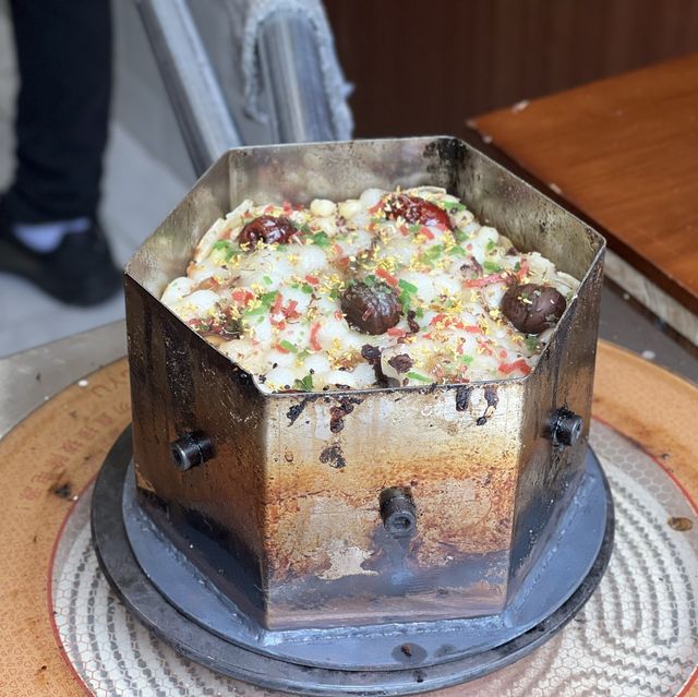 中国/蘇州　平江路で行列が出来ているおやつ梅花糕