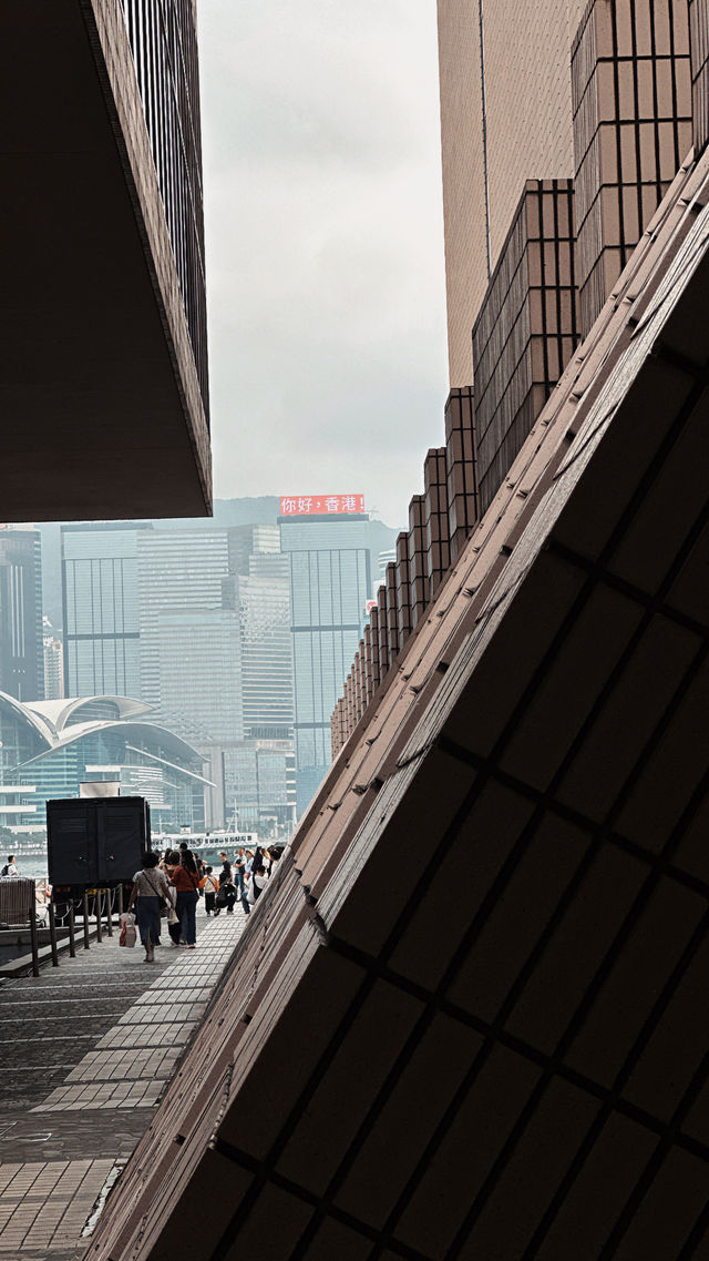 Always believe in the romance of Hong Kong 📸 Victoria Harbour.