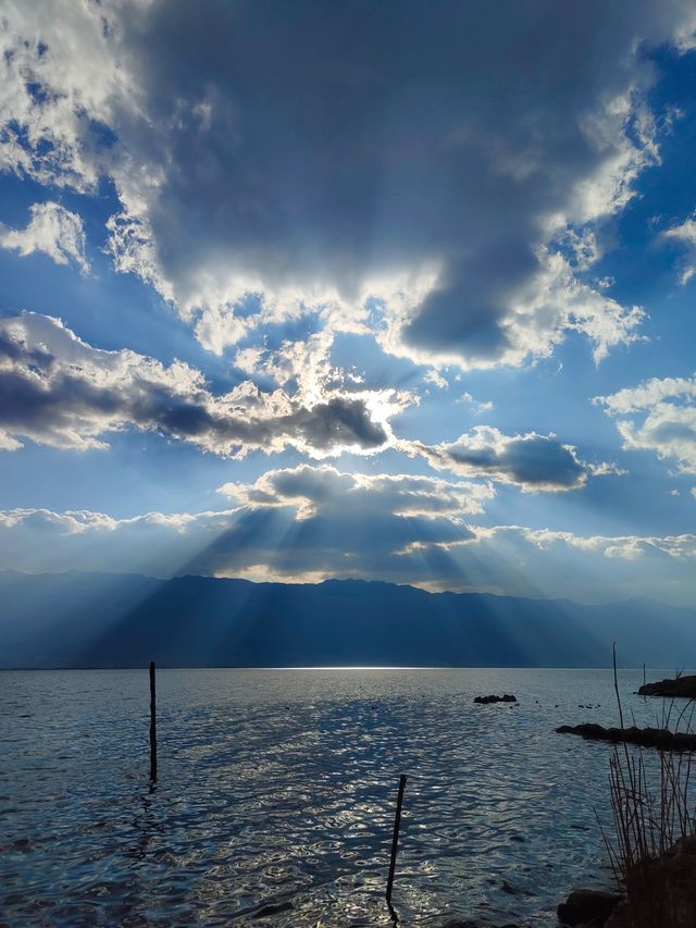 The Erhai Lake with the same color as the sky and sea.