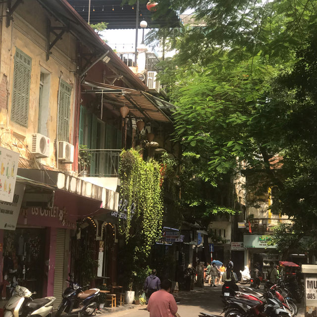 Crazy & Fun Hanoi! Watch Out for Trains!!!