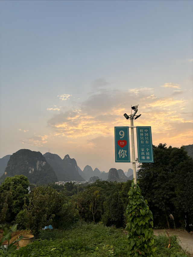 在桂林陽朔的一家酒店，竟然被酒店管家硬拉著出去玩