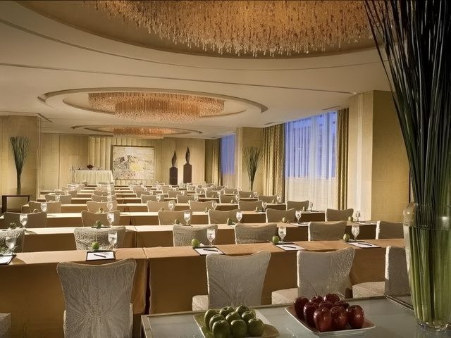 上海浦東喜來登由由大酒店及公寓：繁華都市中的奢華綠洲  在繁華的上海浦東，有一座名為喜來登由由大酒店