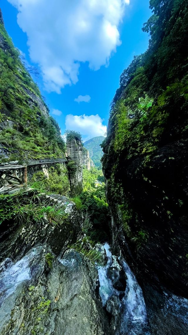 總要去一趟雁蕩山吧，一座神奇的山峰，大自然的鬼斧神工在這裡展現得淋漓盡致