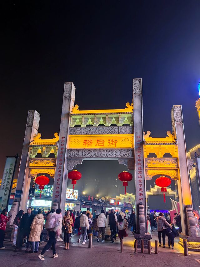 在年初二，湖南郴州歡迎了一波來自廣東的遊客，道路上車流不息，五嶺廣場商圈熱鬧非凡