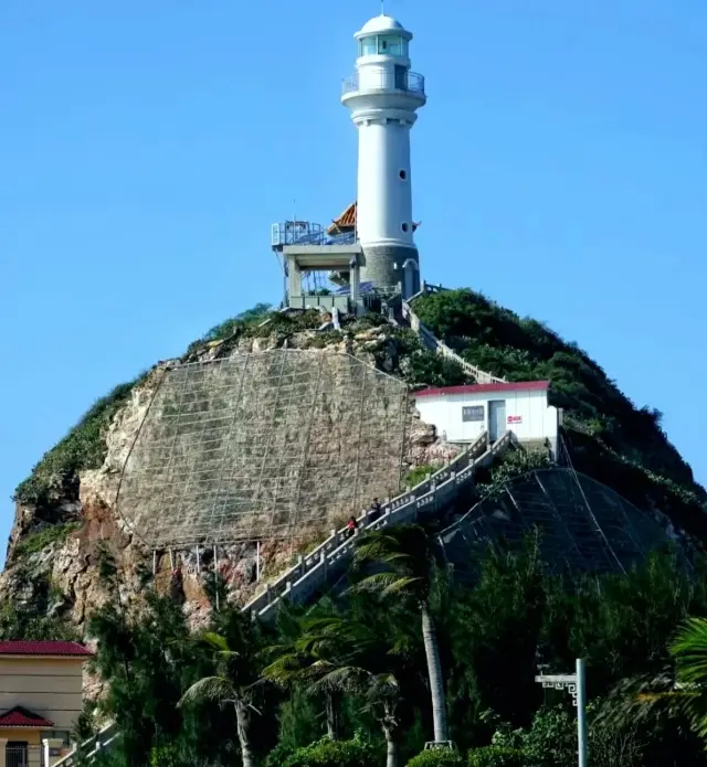 Hainan Island's westernmost point—sunshine, sandy beaches, cacti, and Yulinzhou