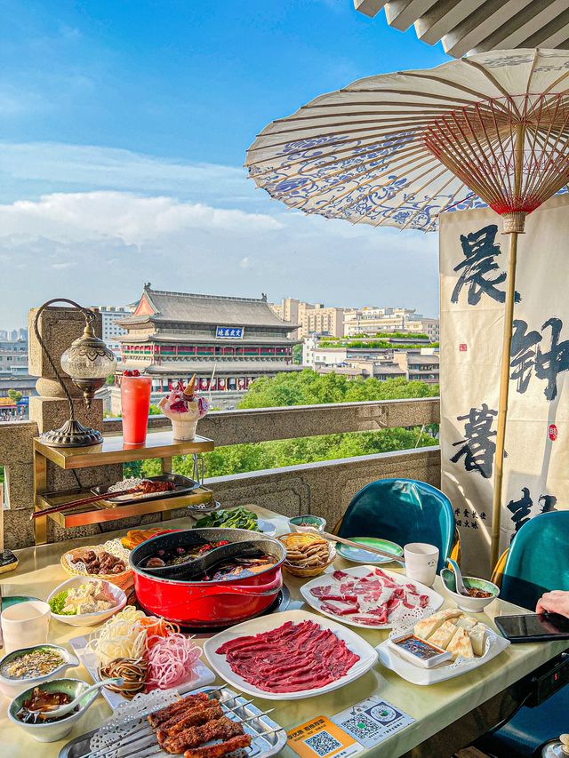 An exceptional viewing spot at the Drum Tower‼️ Enjoy hotpot and the view without compromise!