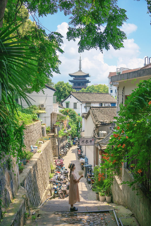 The Citywalk in Hangzhou is absolutely stunning‼️ One can see half the city in its mundane hustle and bustle, and the other half in its ethereal beauty~