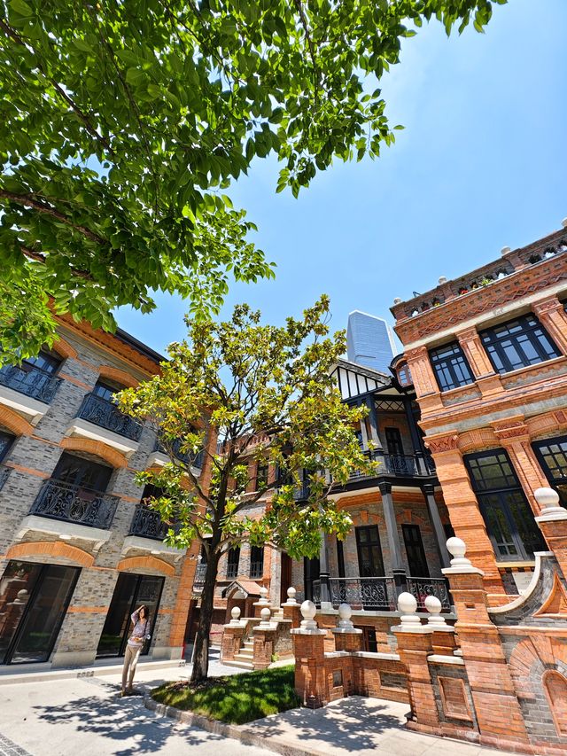華山路263號，1899年英國人德萊蒙德的私人佳宅，後來成了光明食品集團的辦公地，現在成了老字號品牌館