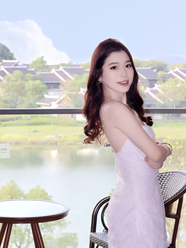 推開窗戶就可看到山景的酒店。