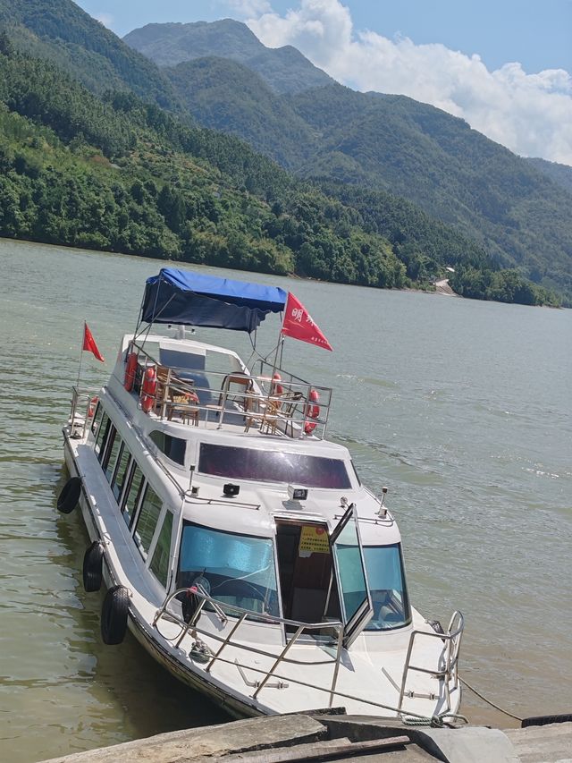 被群山包圍嘅小縣城太適合避暑喇。
