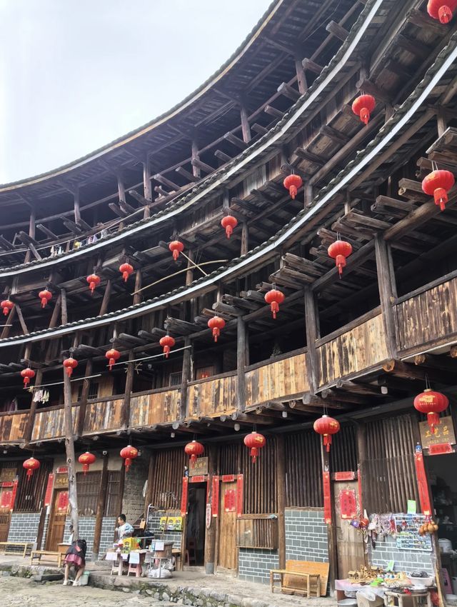 承啟樓：土樓明珠，歲月傳奇。