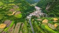 狼渡濕地草原位於岷縣青藏高原東段和秦嶺山脈西緣過渡帶，呈平原丘陵地貌。這裡平均海拔2,600米，地勢平坦。