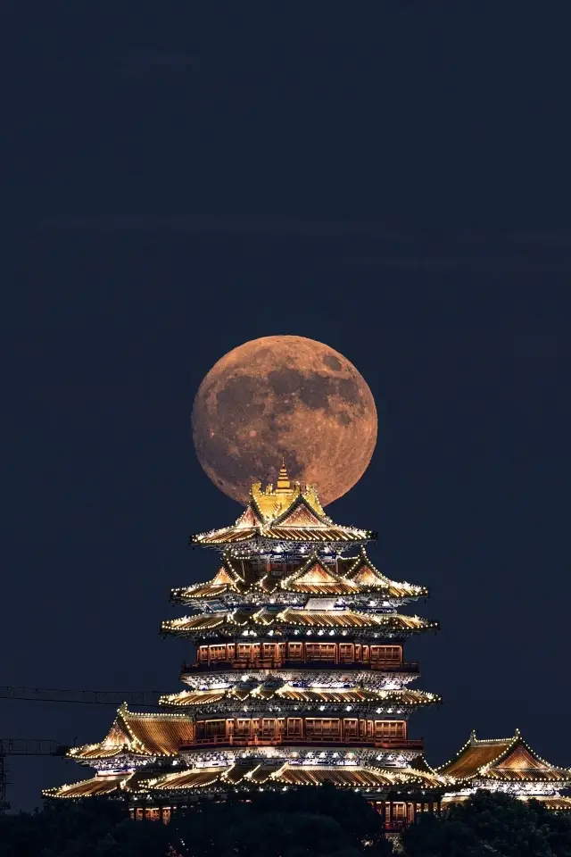 不會只有我拍到了今年的閱江樓懸月吧~。