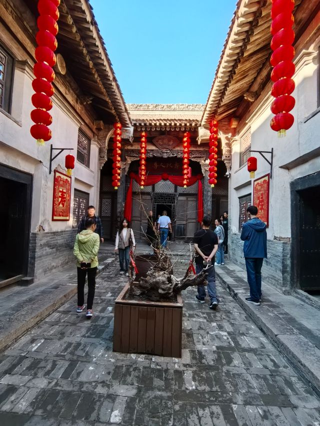 李家大院。