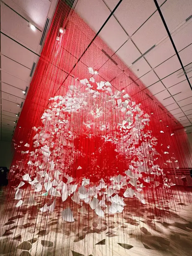 Hurry up and see Chiharu Shiota's exhibition, which closes on December 2 in Osaka. 