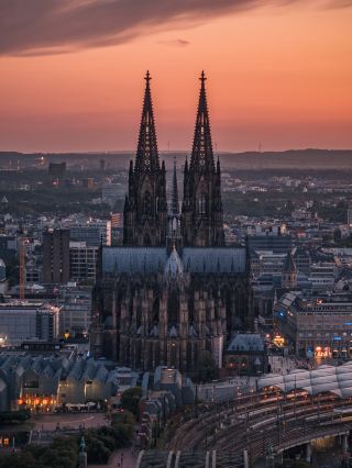 Kota yang terkenal dengan gereja-gerejanya. Panduan Piala Eropa Cologne Merah dan Hitam.