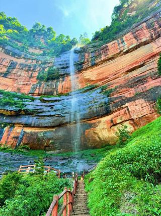Stay at Jurassic Hotel and Begin Your Amazing Journey