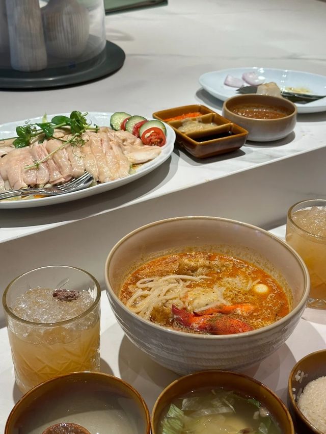 新加坡呢間舖頭嘅海南雞飯香到行唔郁！